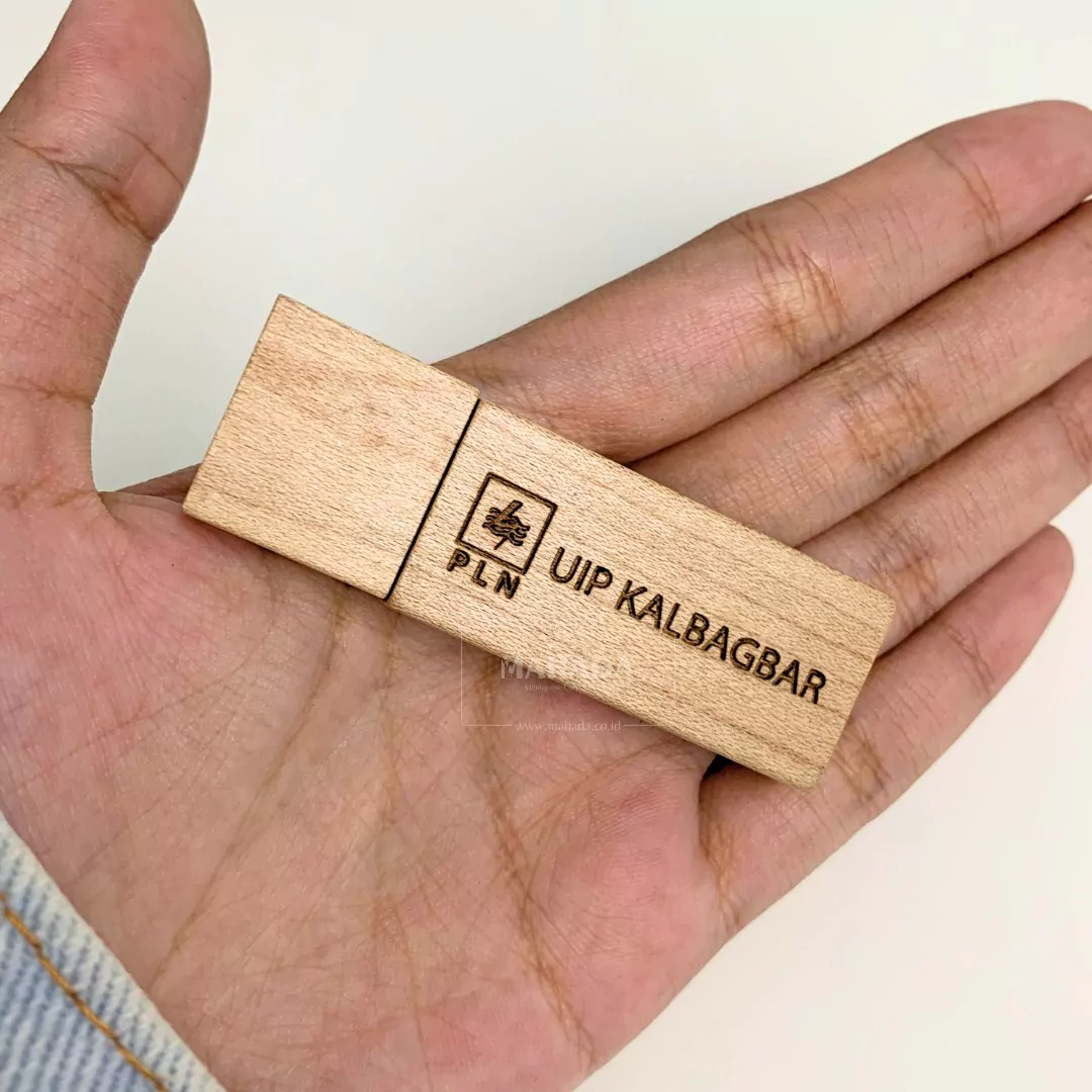 Flashdisk Berbahan Kayu Dengan Logo Perusahaan Laser Berwarna Coklat (2)