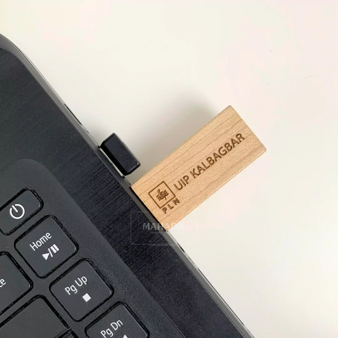 Flashdisk Berbahan Kayu Dengan Logo Perusahaan Laser Berwarna Coklat (4)