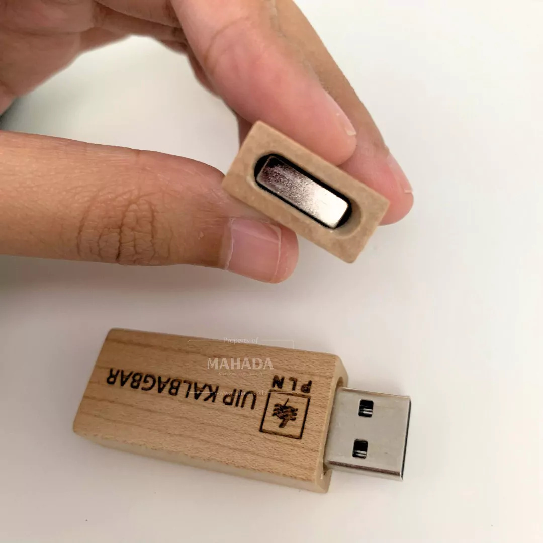 Flashdisk Berbahan Kayu Dengan Logo Perusahaan Laser Berwarna Coklat (6)