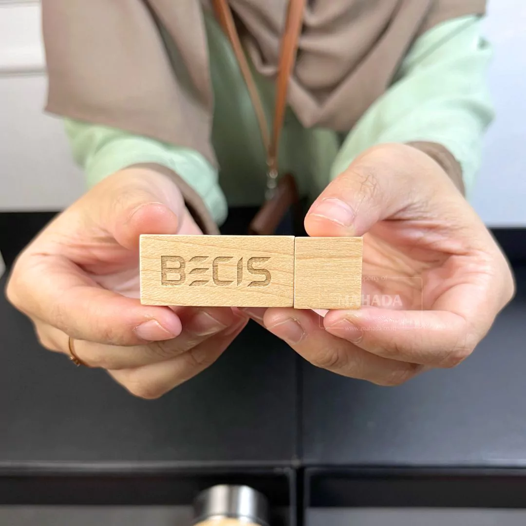 Flashdisk Berbahan Kayu Dengan Logo Perusahaan Laser Berwarna Coklat (9)