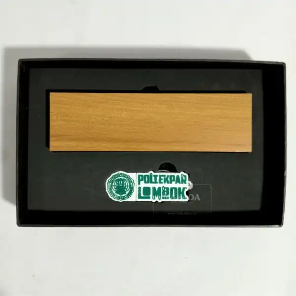 Flashdisk Model 3 Dimensi Berbahan Karet Dengan Desain Logo Perusahaan (4)