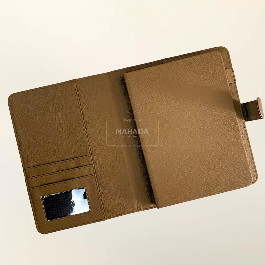 Buku Agenda Berbahan Hardcover Dengan Cover Slop Kulit Berwarna Coklat Custom Logo Silver Foil (1)