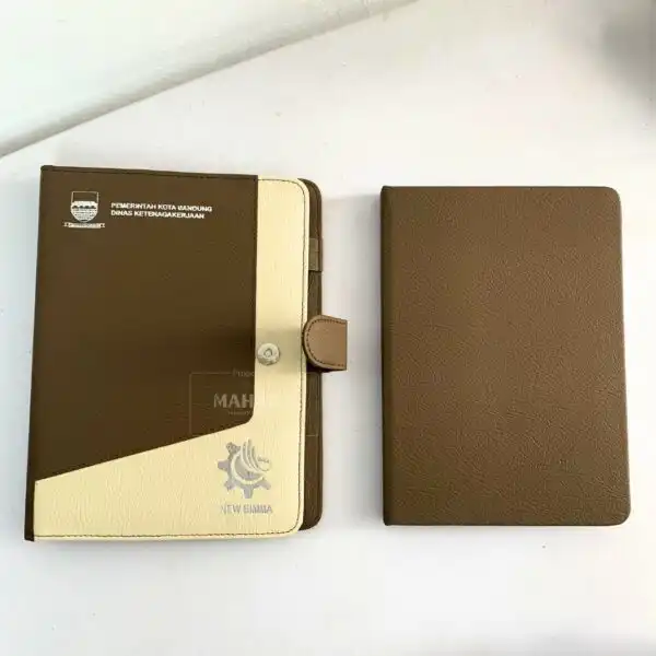 Buku Agenda Berbahan Hardcover Dengan Cover Slop Kulit Berwarna Coklat Custom Logo Silver Foil (2)
