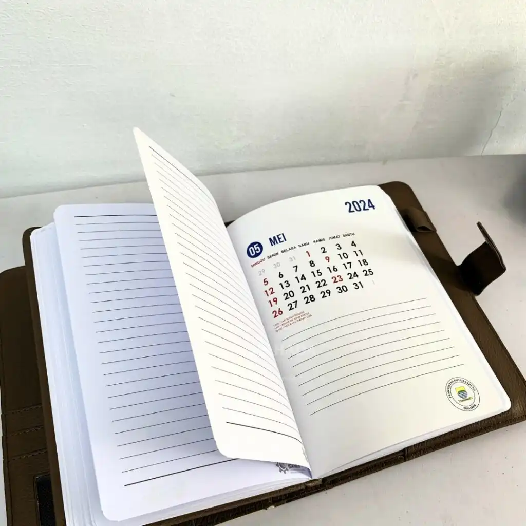 Buku Agenda Berbahan Hardcover Dengan Cover Slop Kulit Berwarna Coklat Custom Logo Silver Foil (4)