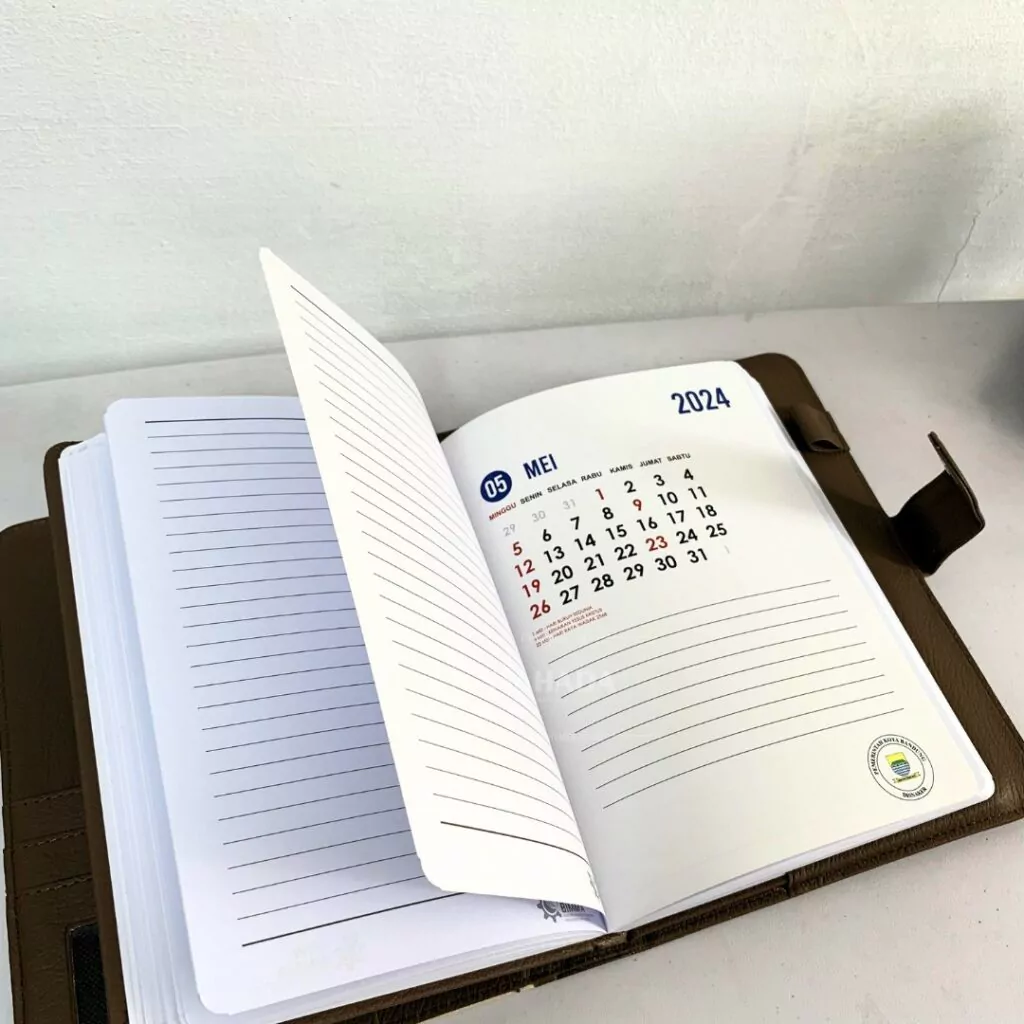 Buku Agenda Berbahan Hardcover Dengan Cover Slop Kulit Berwarna Coklat Custom Logo Silver Foil (4)