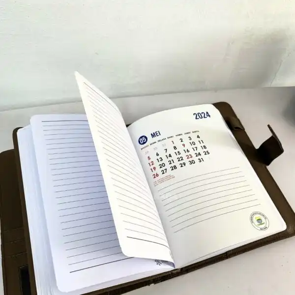 Buku Agenda Berbahan Hardcover Dengan Cover Slop Kulit Berwarna Coklat Custom Logo Silver Foil (4)