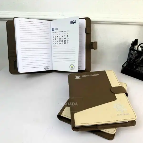 Buku Agenda Berbahan Hardcover Dengan Cover Slop Kulit Berwarna Coklat Custom Logo Silver Foil (8)