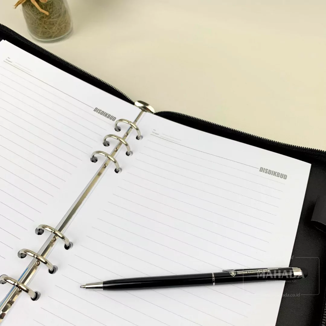 Buku Agenda Berbahan Kulit Dengan Resleting Desain Logo Custom (6)