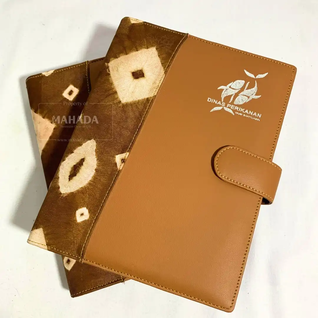 Buku Agenda Berbahan Kulit dan Batik Model Binder Dengan Pengunci Magnet (8)