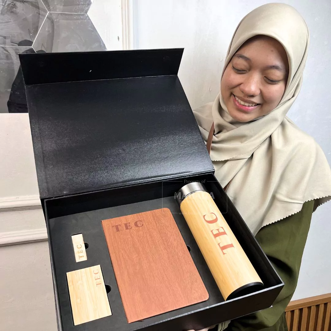 Tumbler Custom Berbahan Dalam Stainless dan Bahan Luar Kayu Dengan LED Suhu (12)