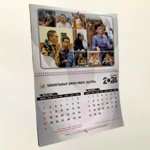 Kalender Dinding Model Lipat Berisi 2 Bulan Dengan Desain Grafis Custom (1)