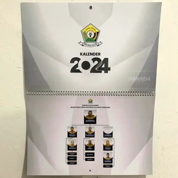 Kalender Dinding Model Lipat Berisi 2 Bulan Dengan Desain Grafis Custom (4)