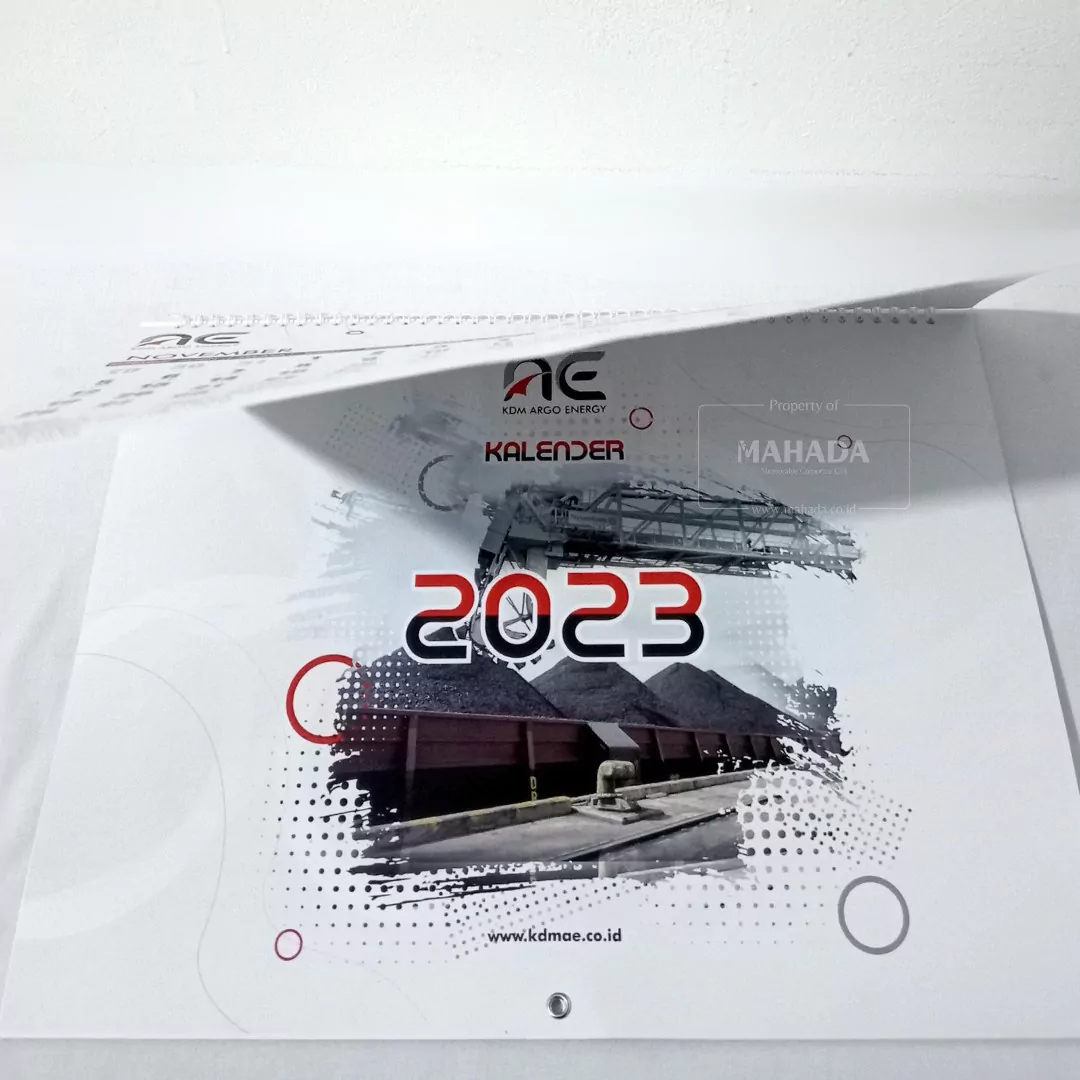 Kalender Dinding Model Lipat Berisi 2 Bulan Dengan Desain Grafis Custom (5)