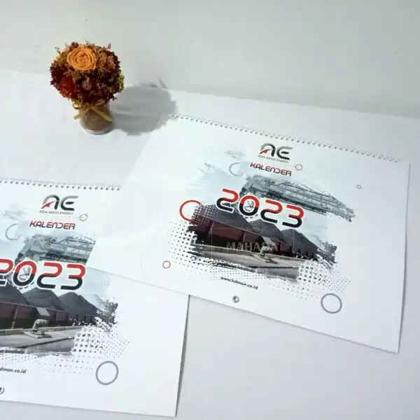 Kalender Dinding Model Lipat Berisi 2 Bulan Dengan Desain Grafis Custom (7)