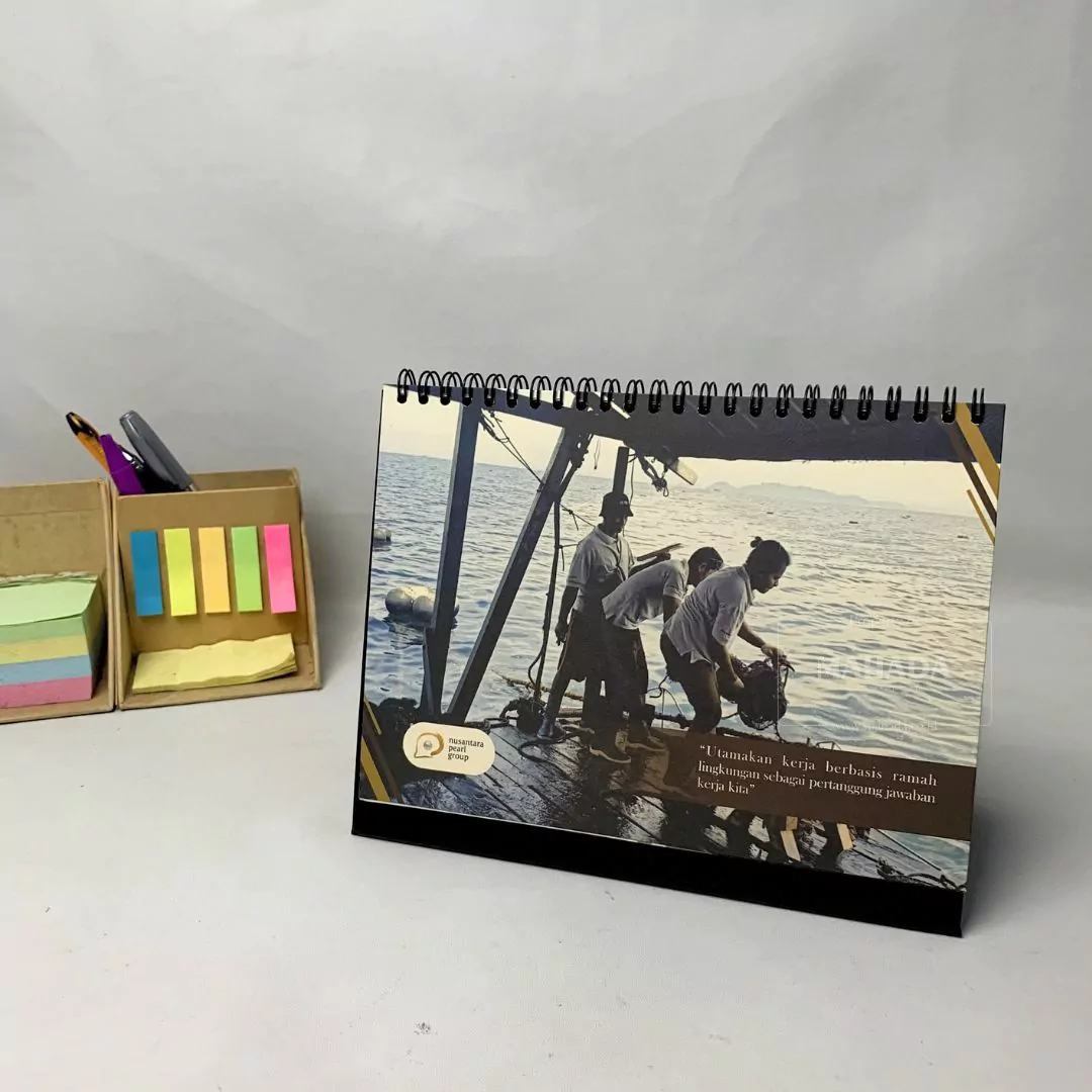 Kalender Meja Dengan Sticky Notes dan Tempat ATK Berisi 1 Bulan Dengan Desain Grafis Custom (12)