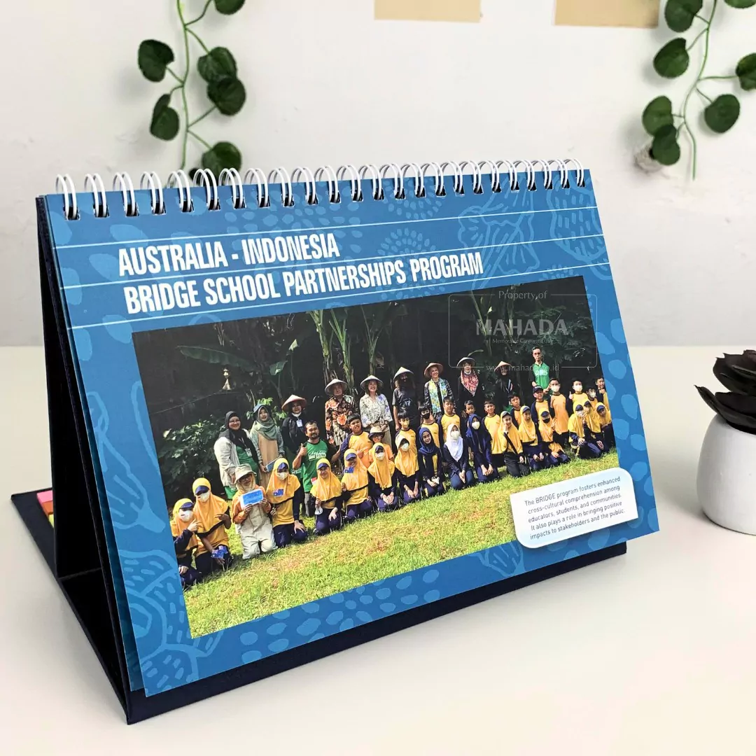 Kalender Meja Dengan Sticky Notes dan Tempat ATK Berisi 1 Bulan Dengan Desain Grafis Custom (5)