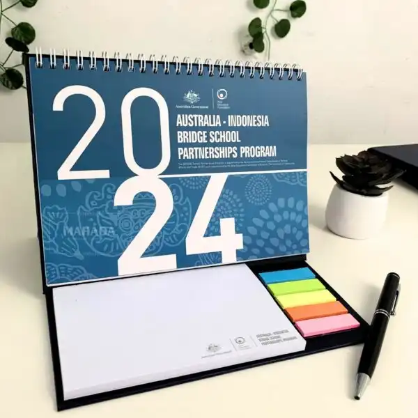 Kalender Meja Dengan Sticky Notes dan Tempat ATK Berisi 1 Bulan Dengan Desain Grafis Custom (6)