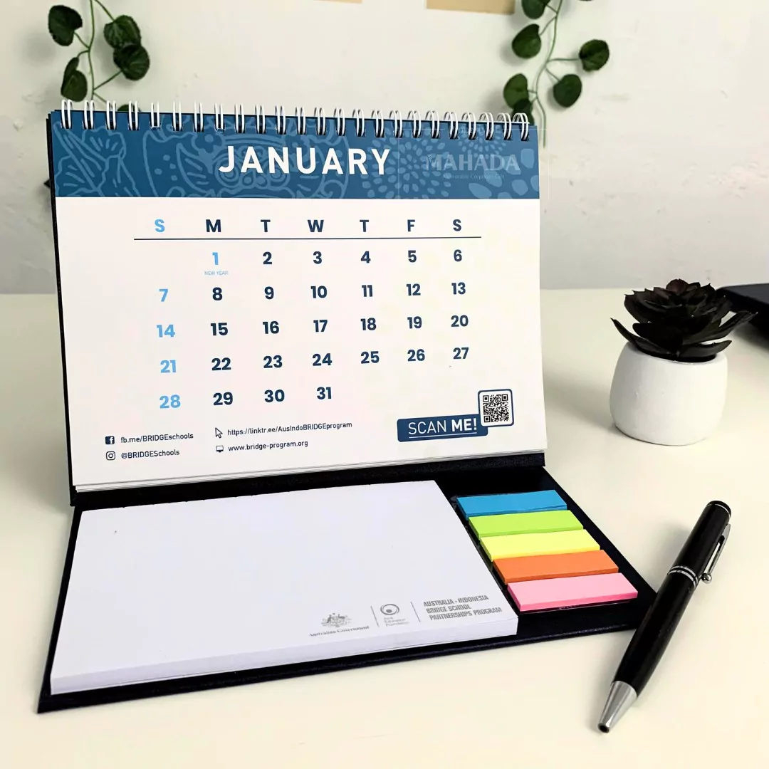 Kalender Meja Dengan Sticky Notes dan Tempat ATK Berisi 1 Bulan Dengan Desain Grafis Custom (7)