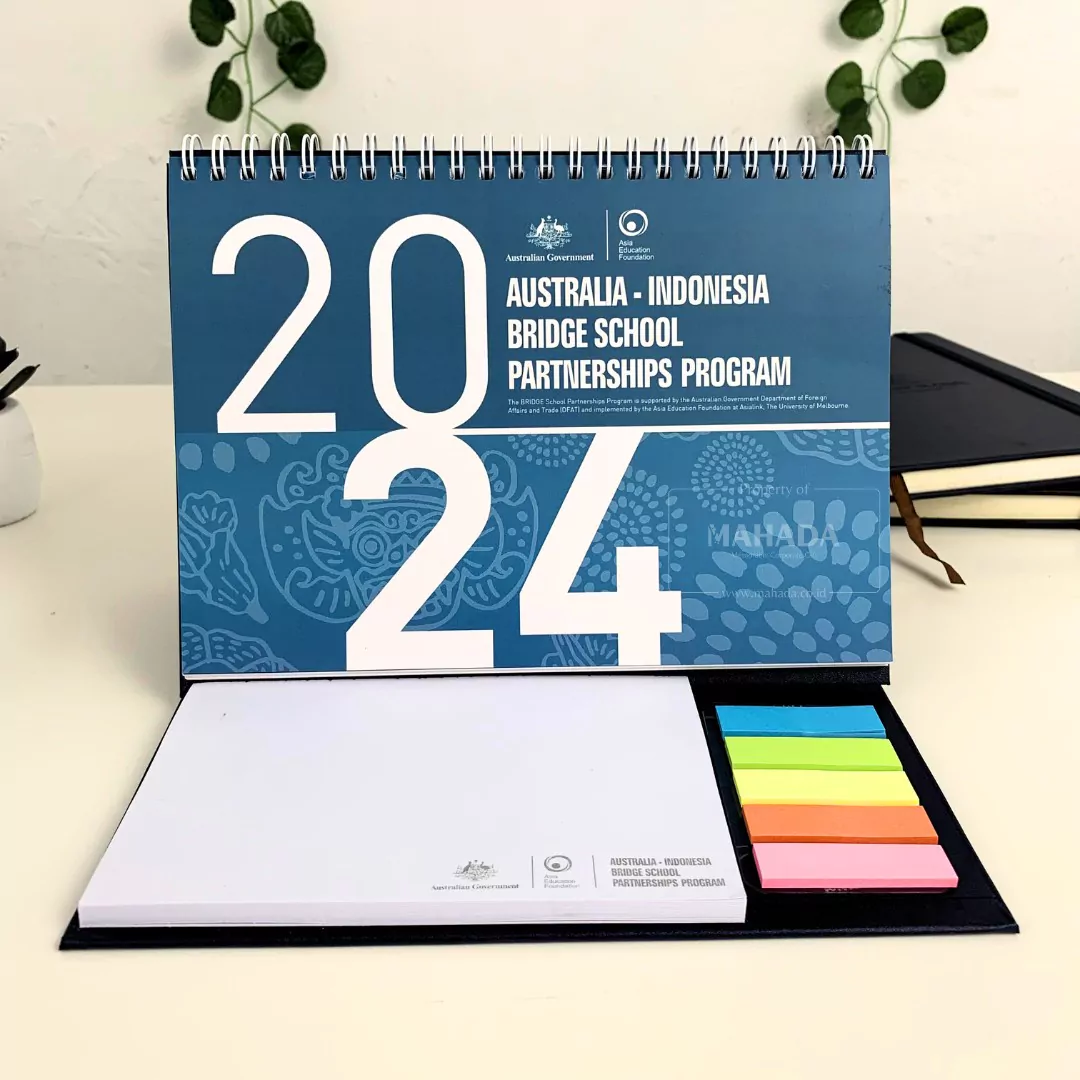 Kalender Meja Dengan Sticky Notes dan Tempat ATK Berisi 1 Bulan Dengan Desain Grafis Custom (8)