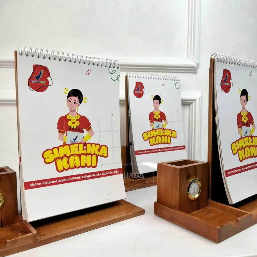 Kalender Meja Dudukan Berbahan Kayu Dengan Jam Analog dan Tempat Alat Tulis (2)