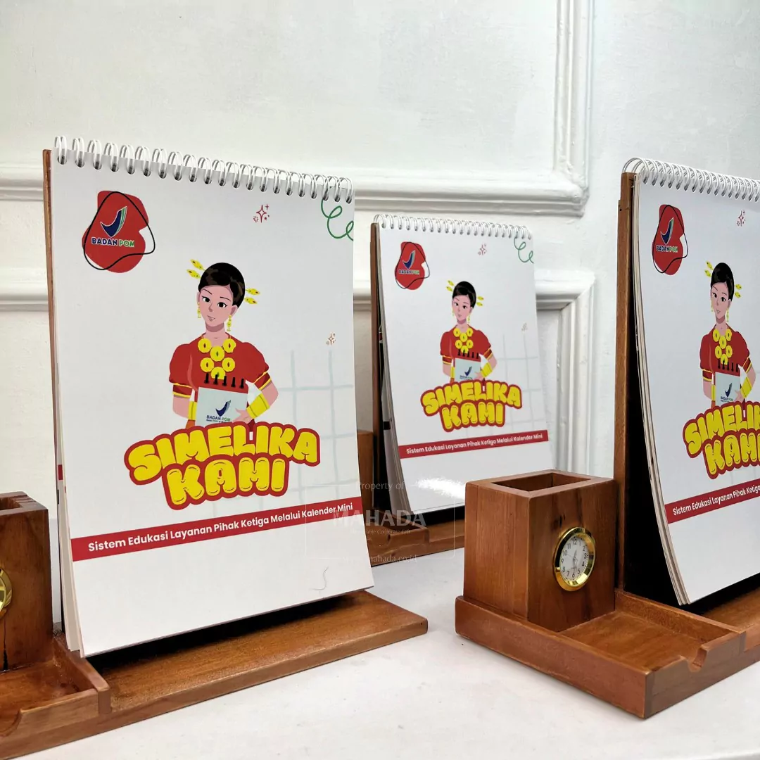 Kalender Meja Dudukan Berbahan Kayu Dengan Jam Analog dan Tempat Alat Tulis (2)