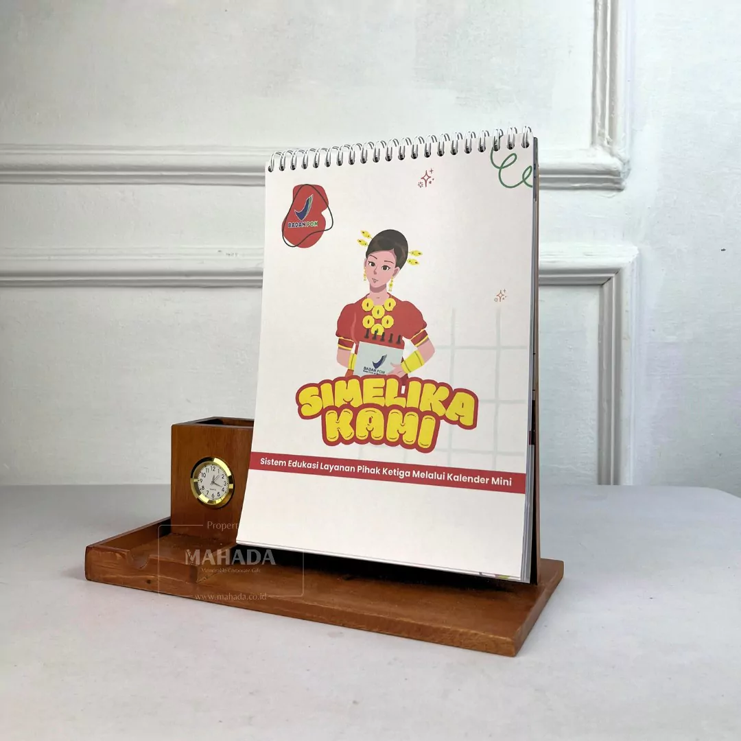 Kalender Meja Dudukan Berbahan Kayu Dengan Jam Analog dan Tempat Alat Tulis (3)