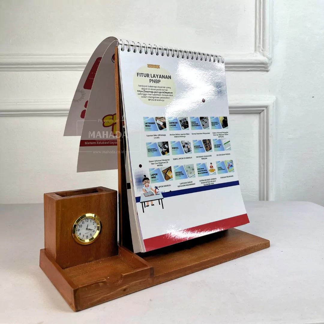 Kalender Meja Dudukan Berbahan Kayu Dengan Jam Analog dan Tempat Alat Tulis (4)