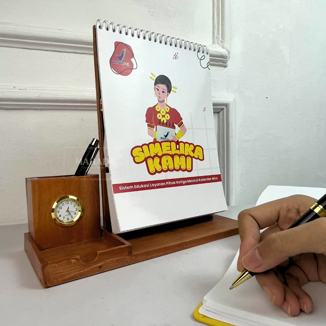 Kalender Meja Dudukan Berbahan Kayu Dengan Jam Analog dan Tempat Alat Tulis (5)