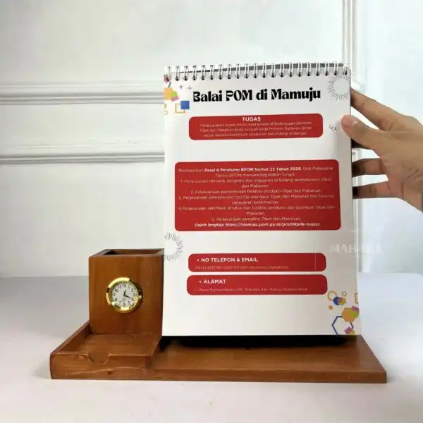 Kalender Meja Dudukan Berbahan Kayu Dengan Jam Analog dan Tempat Alat Tulis (6)