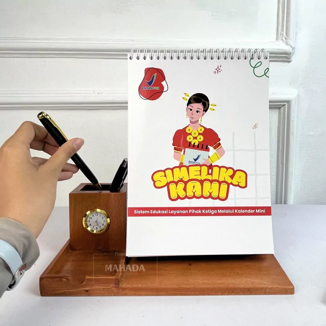 Kalender Meja Dudukan Berbahan Kayu Dengan Jam Analog dan Tempat Alat Tulis (7)