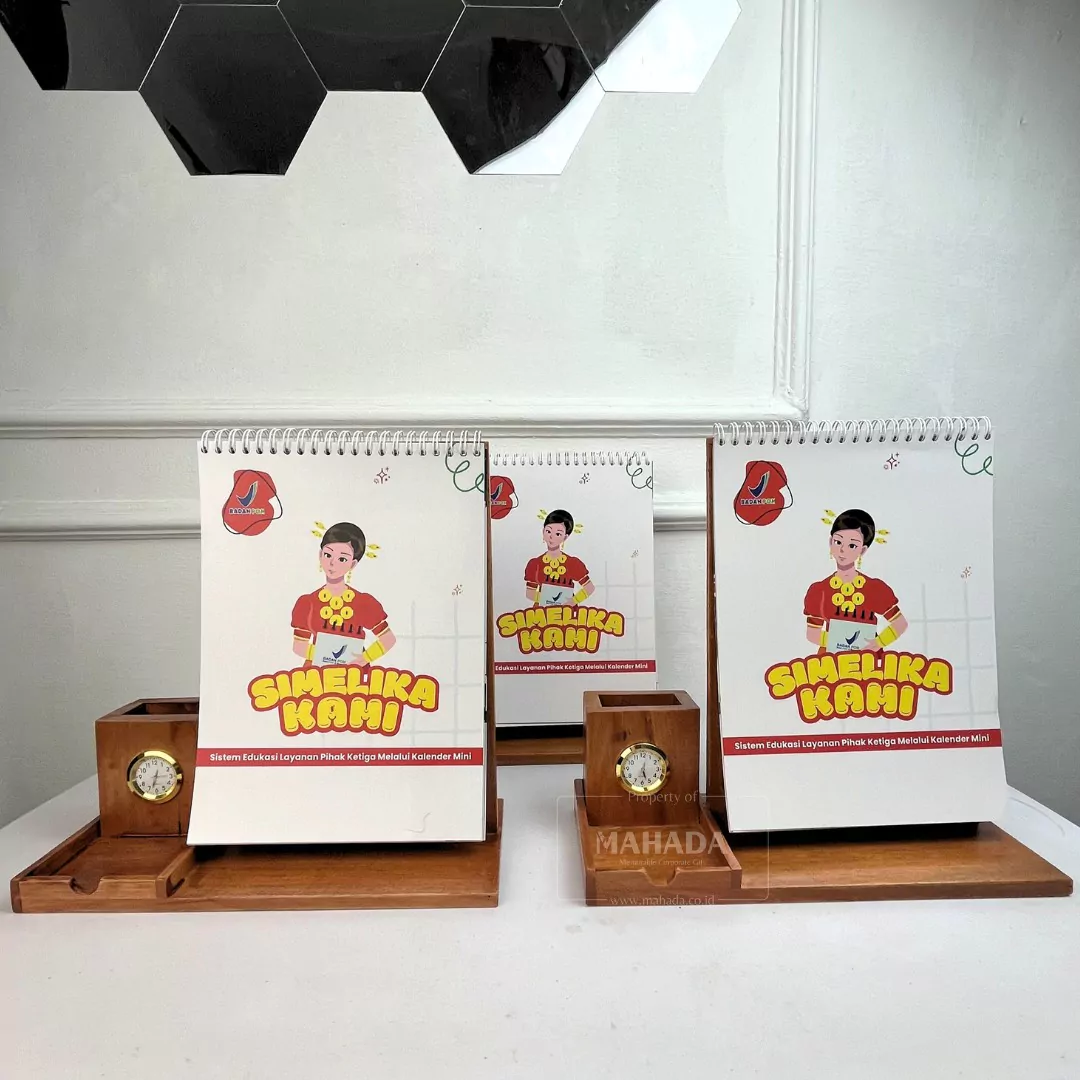 Kalender Meja Dudukan Berbahan Kayu Dengan Jam Analog dan Tempat Alat Tulis (8)