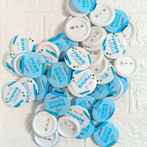 Pin Berbahan Plastik Berbentuk Bulat Dengan Custom Desain Logo (4)