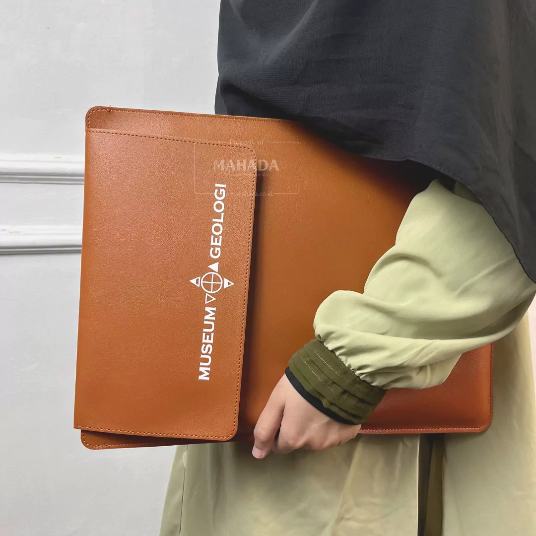 Tas Sleeve Laptop Berbahan Kulit Dengan Stand Laptop (1)