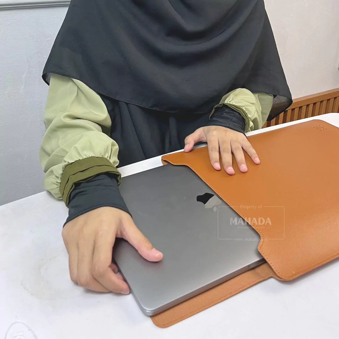 Tas Sleeve Laptop Berbahan Kulit Dengan Stand Laptop (4)