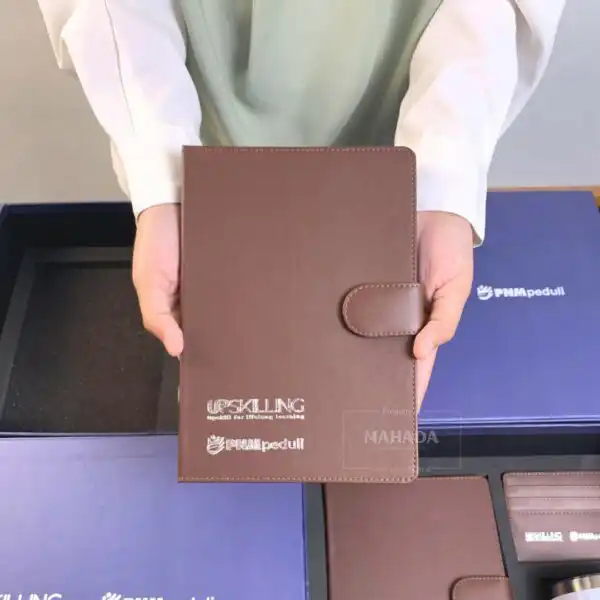 Gift Set 3 Item Custom Souvenir Acara Packaging Hardbox Berisi Mug Stainless, Buku Agenda Kulit dan Cardholder (5)