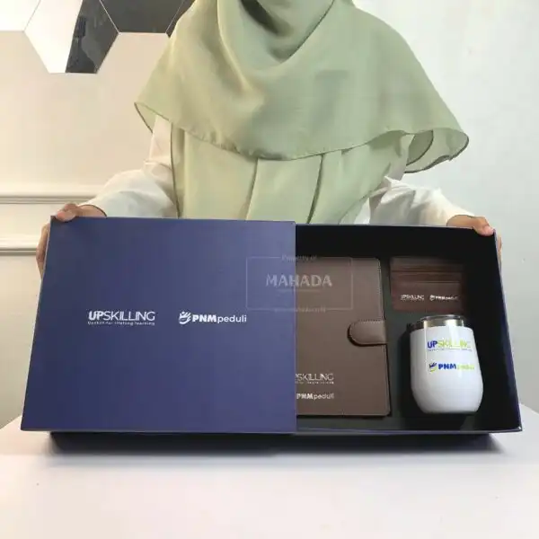 Gift Set 3 Item Custom Souvenir Acara Packaging Hardbox Berisi Mug Stainless, Buku Agenda Kulit dan Cardholder (8)