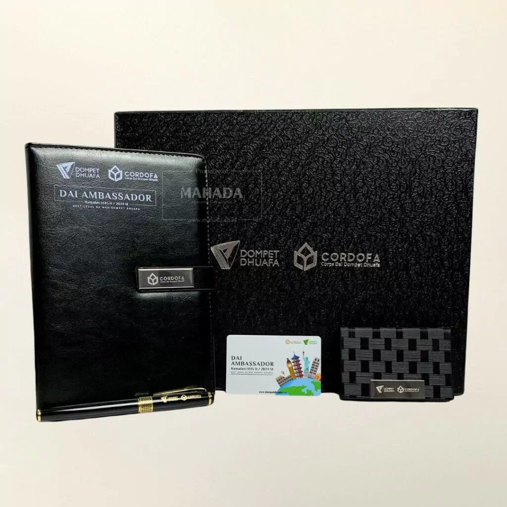 Gift Set 4 Item Custom Souvenir Acara Packaging Hardbox Berisi Buku Agenda Kulit, Cardholder, Pulpen dan Emoney (1)