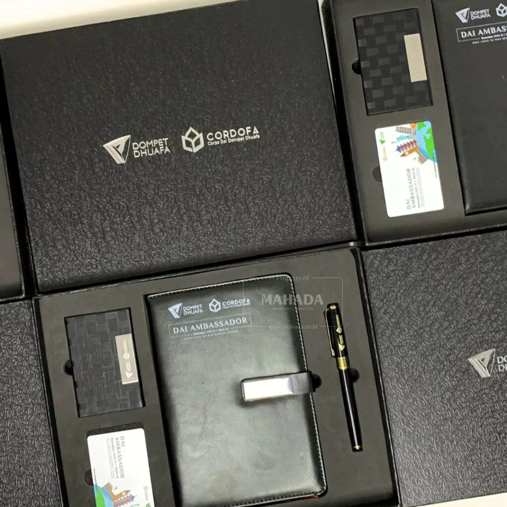 Gift Set 4 Item Custom Souvenir Acara Packaging Hardbox Berisi Buku Agenda Kulit, Cardholder, Pulpen dan Emoney (2)