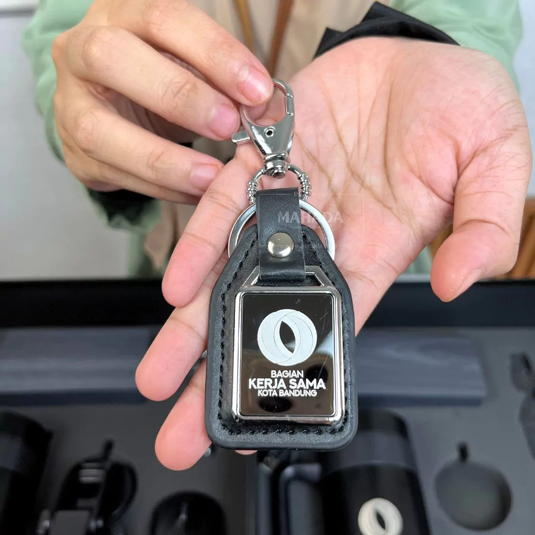 Gift Set 5 Item Berisi Phone Holder, Tumbler Mug, Mouse Wireless, Gantungan Kunci dan Speaker (6)