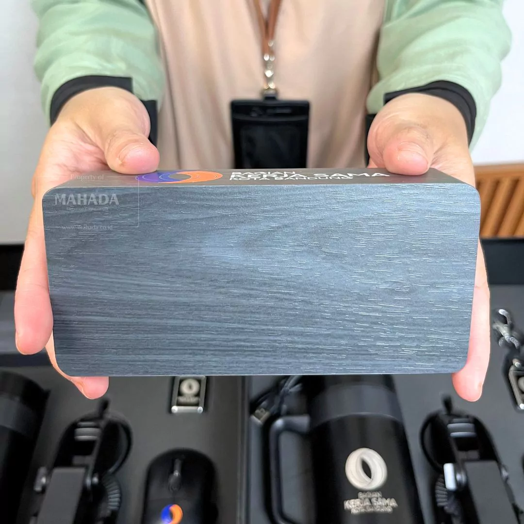 Gift Set 5 Item Berisi Phone Holder, Tumbler Mug, Mouse Wireless, Gantungan Kunci dan Speaker (7)