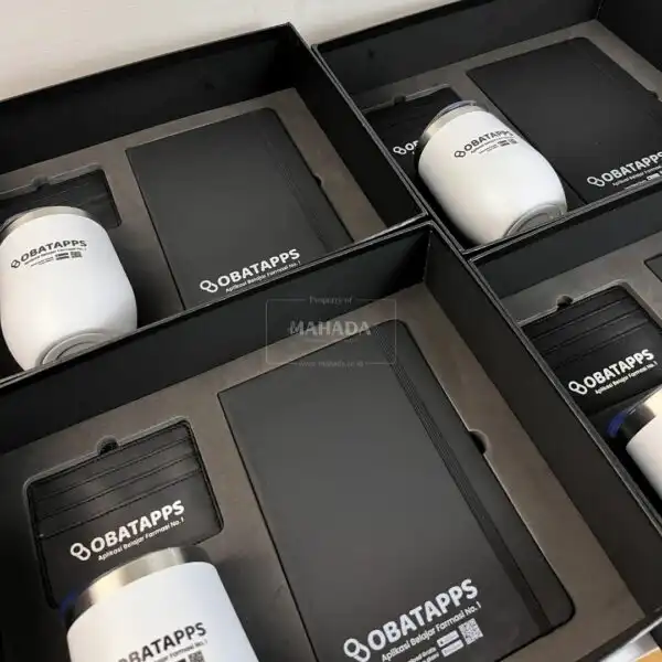 Gift Set Berisi 3 Item Tumbler Egg, Cardholder Kulit, dan Buku Agenda Dengan Custom Logo dan Packaging (2)