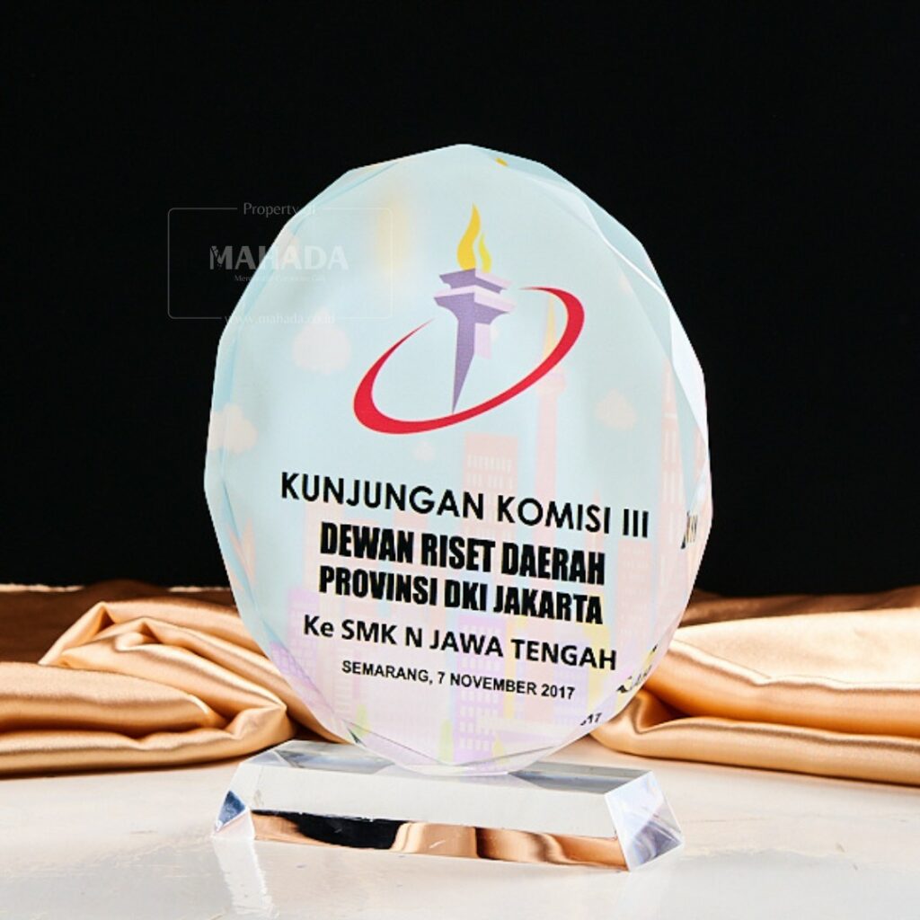 Plakat Akrilik Bentuk Bulat Dengan Diamond Cut Bisa Desain Custom (1)