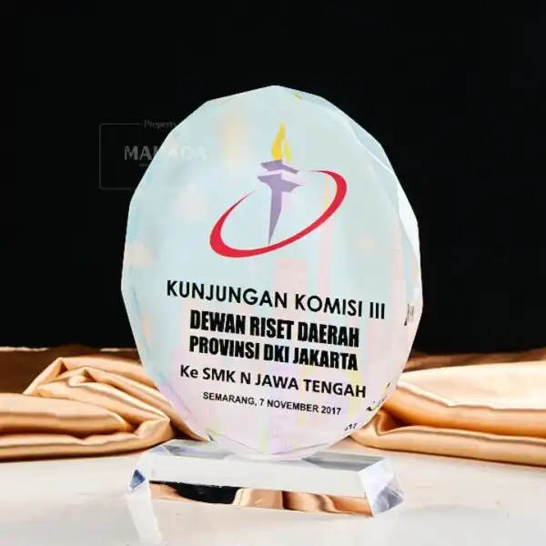 Plakat Akrilik Bentuk Bulat Dengan Diamond Cut Bisa Desain Custom (1)