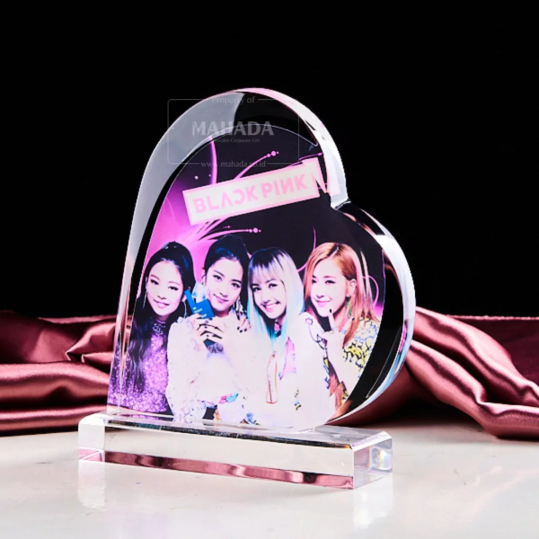 Plakat Akrilik Bentuk Hati Dengan Desain Grafis Custom (1)