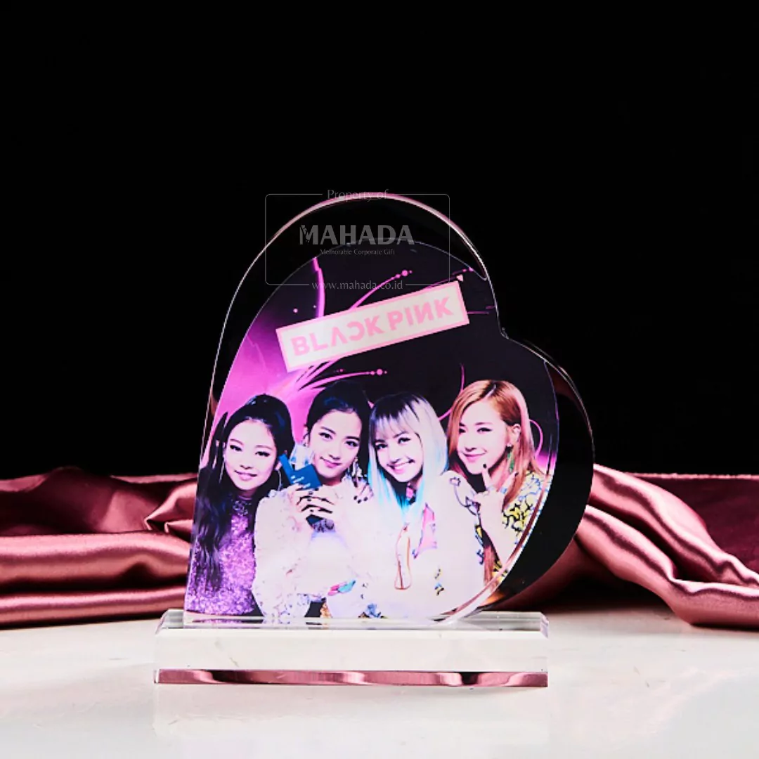 Plakat Akrilik Bentuk Hati Dengan Desain Grafis Custom (2)