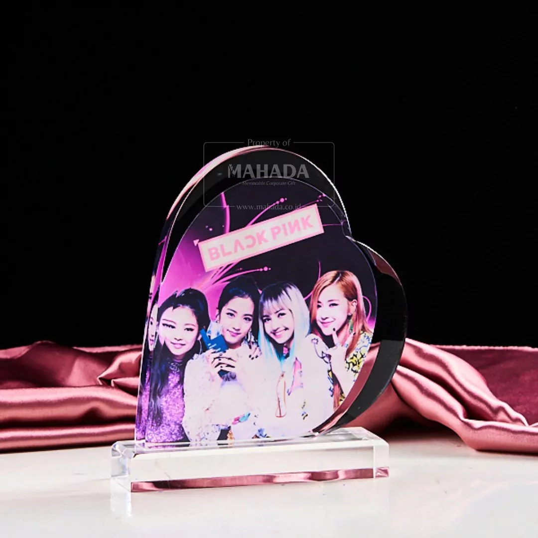 Plakat Akrilik Bentuk Hati Dengan Desain Grafis Custom (3)