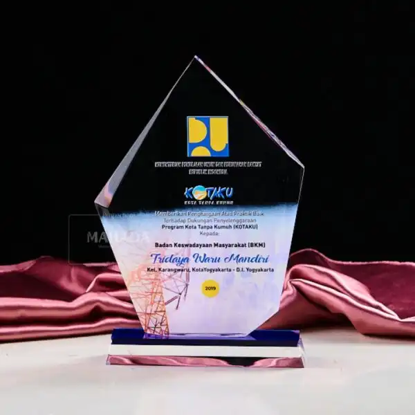 Plakat Akrilik Berbentuk Segilima Custom Desain Transparan Logo (8)