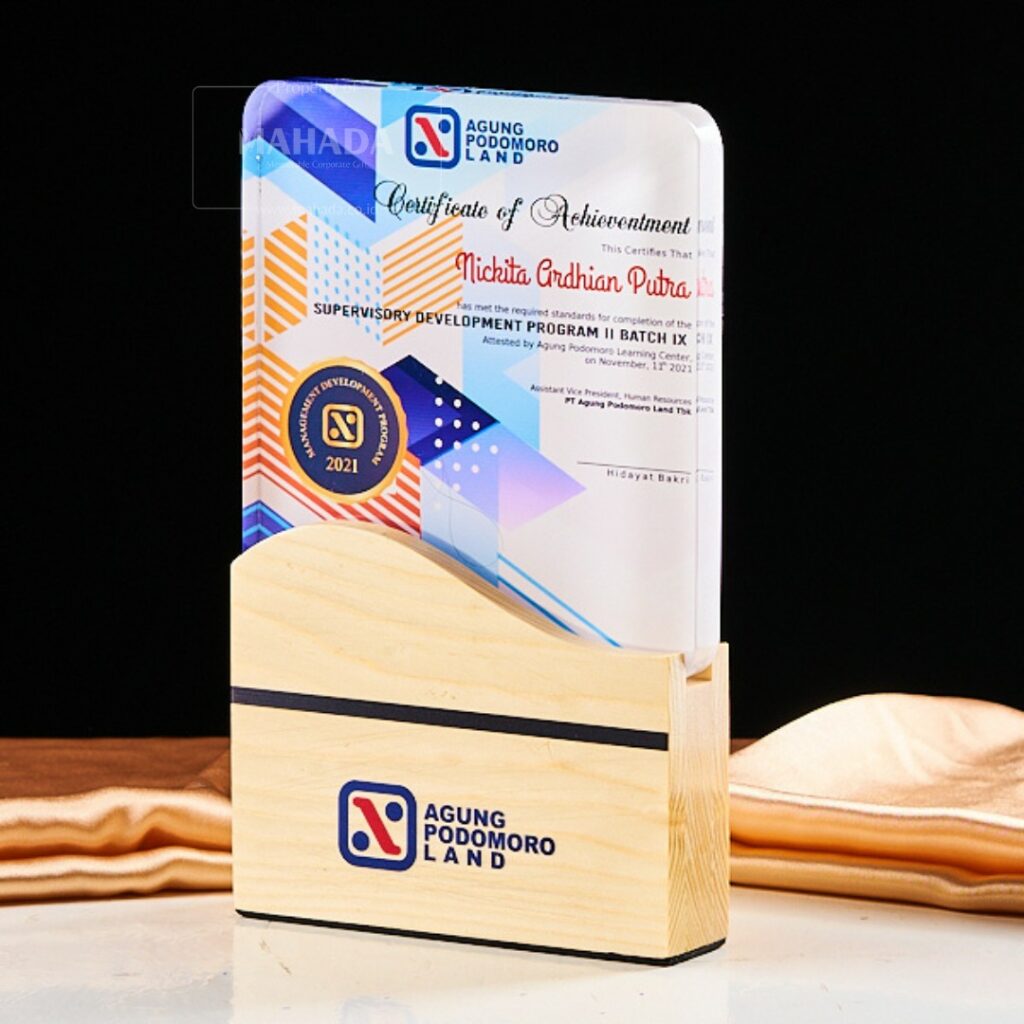 Plakat Akrilik dan Kayu Bentuk Kotak Transparan dan Custom Desain (1)