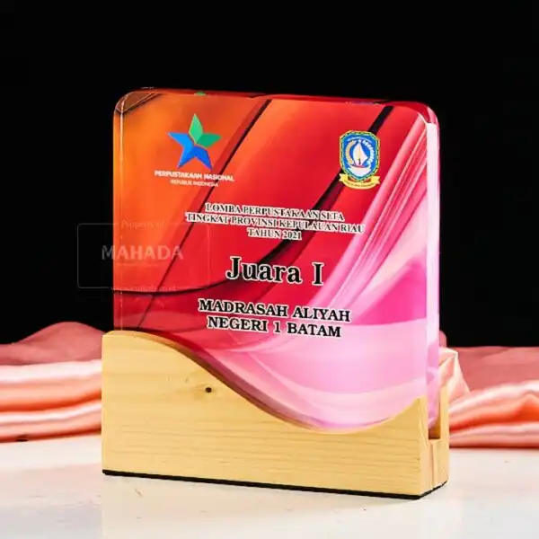 Plakat Akrilik dan Kayu Bentuk Kotak Transparan dan Custom Desain (2)