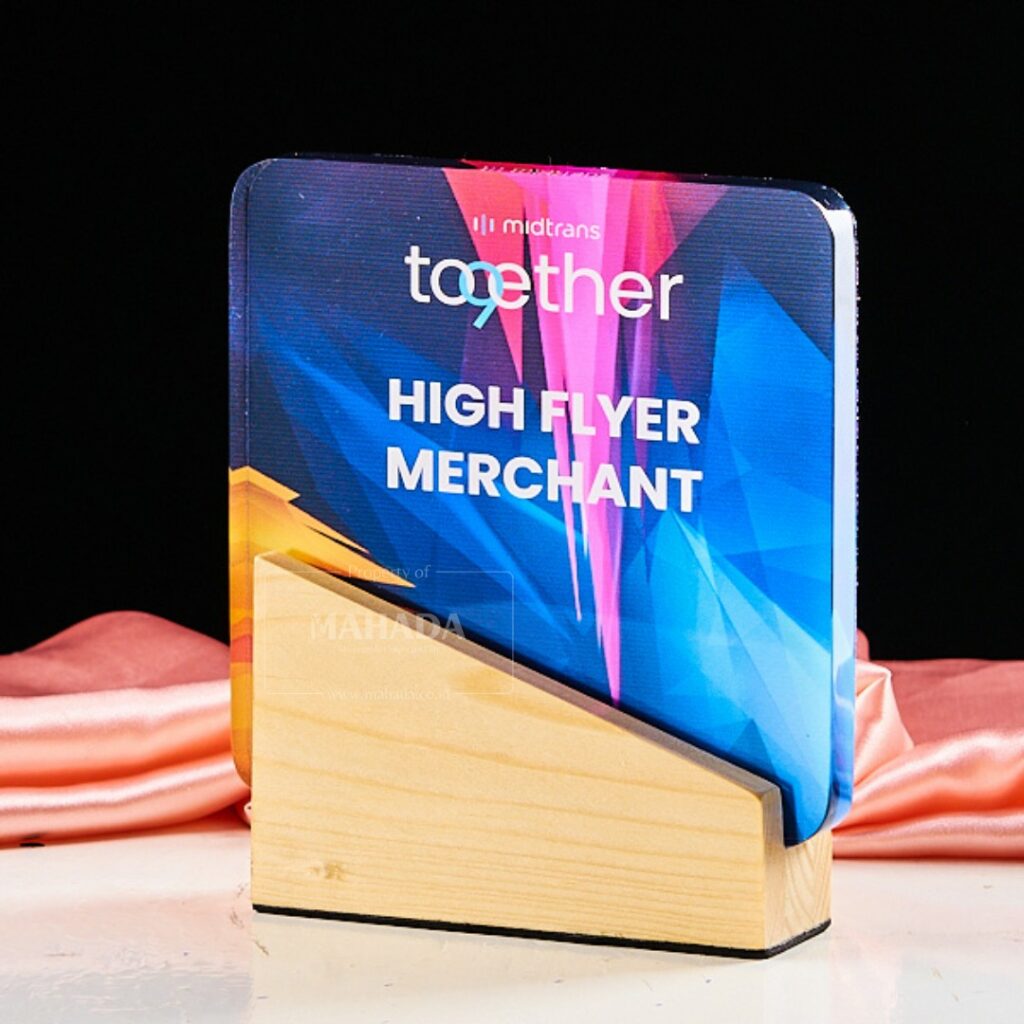 Plakat Akrilik dan Kayu Bentuk Kotak Transparan dan Custom Desain (5)